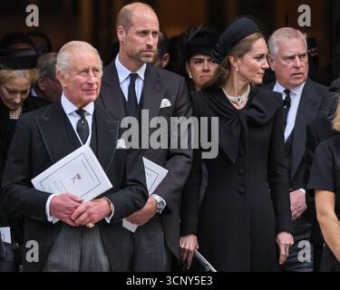 Le roi Charles III, Guillaume et Catherine, le prince et la princesse de Galles, le prince Andrew, funérailles de la duchesse de Kent, Londres, Angleterre, Royaume-Uni Banque D'Images
