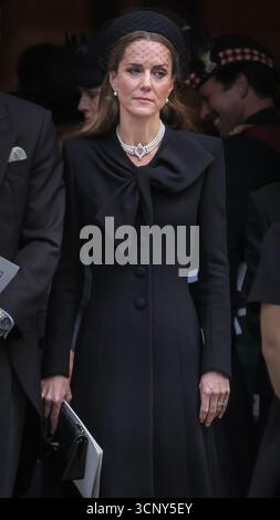 Catherine, la princesse de Galles vêtue d'une robe noire et d'un chapeau, funérailles de la duchesse de Kent, Londres, Angleterre, Royaume-Uni Banque D'Images