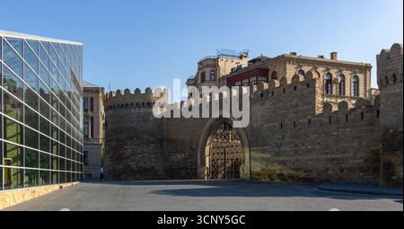 Le verre moderne rencontre le mur antique en Azerbaïdjan Banque D'Images