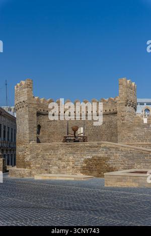 Mur historique et catapulte en Azerbaïdjan Banque D'Images