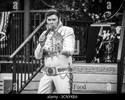 Cliff Castle, célèbre artiste en hommage à Elvis, capturé dans un style noir et blanc intemporel lors d'une représentation en direct au kiosque Oaklands Bandstand à Hythe, Kent Banque D'Images