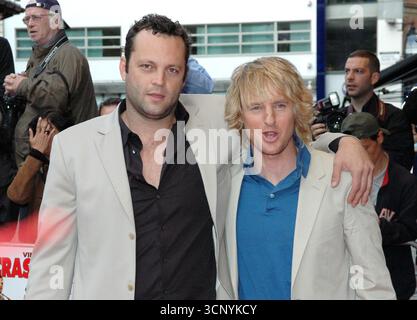 Vince Vaughn et Owen Wilson lors de la première mondiale de The Wedding Crashers, Londres, 4 juillet 2005. Banque D'Images