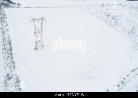 Un paysage hivernal minimaliste avec une tour de puissance le concept d'une infrastructure Banque D'Images