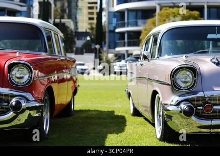 Réflexions sur la maîtrise automobile d'une époque révolue : ils ne fabriquent plus de voitures comme celle-ci. Banque D'Images