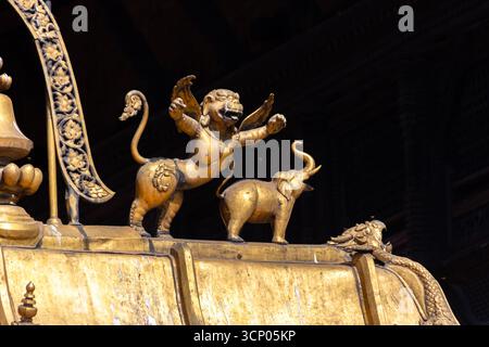 Créatures mythiques dorées népalaises du Temple Banque D'Images