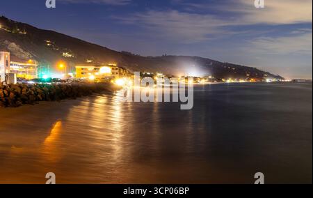Vue aérienne de nuit longue exposition de Malibu, Californie, regardant vers le sud en direction de Los Angeles. Vue nocturne sur la côte de Malibu, maisons éclairées en bord de mer Banque D'Images
