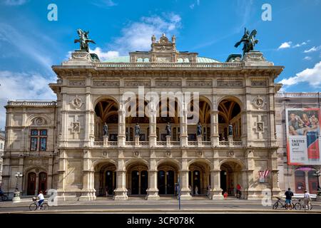L’Opéra d’État de Vienne (Wiener Staatsoper), l’un des plus grands opéras du monde, se dresse en grandeur le long de la Ringstrasse. Banque D'Images