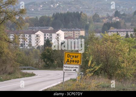 Bosnie-Herzégovine, Drvar (Mun.), Drvar (Titov Drvar) : panneau de signalisation Banque D'Images