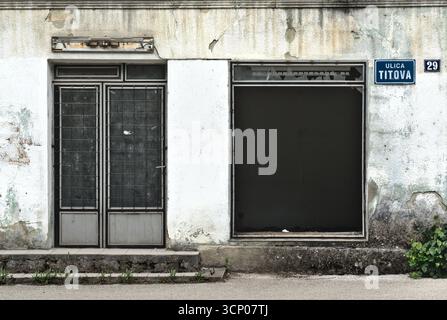 Bosnie-Herzégovine, Drvar (Mun.), Drvar (Titov Drvar) : rue Maršal Tito ('Ulica Maršala Tita') Banque D'Images