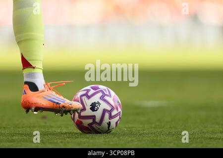 Ballon de match PUMA officiel de la saison 2025/26 de premier League - Arsenal v Manchester City, premier League, Emirates Stadium, Londres, Royaume-Uni - 21 septembre 2025 usage éditorial uniquement - des restrictions DataCo s'appliquent Banque D'Images