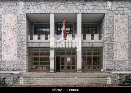 Bosnie-Herzégovine, Drvar (Mun.), Drvar (Titov Drvar) : Radnički dom Drvar Banque D'Images