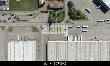 Entrepôts et quais de chargement de camions au centre de distribution dans le nord de l'Italie, près de Milan. Banque D'Images