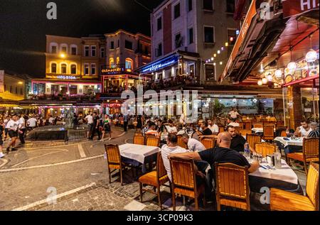 ISTANBUL, TURQUIE - 17 SEPTEMBRE 2022 : restaurants au Kumkapi à Istanbul, Turquie Banque D'Images