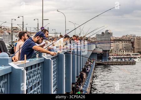 ISTANBUL, TURQUIE - 18 SEPTEMBRE 2022 : pêcheurs au pont de Galata à Istanbul, Turquie Banque D'Images