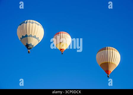Trois montgolfières dans le ciel bleu de Cappadoce Türkiye Banque D'Images