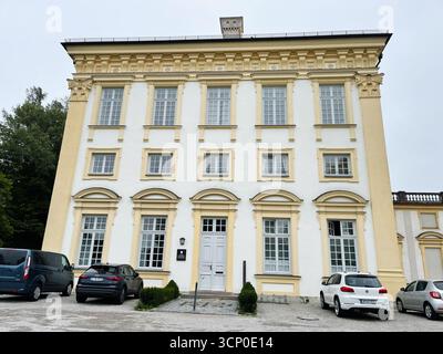 Oberschleissheim, Allemagne - 25 septembre 2022 : élégante structure néoclassique allemande Schleissheim Palace avec fenêtres symétriques et déta décoratif Banque D'Images