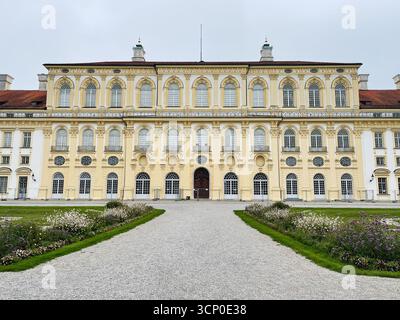 Oberschleissheim, Allemagne - 25 septembre 2022 : élégant palais historique de Schleissheim en Allemagne avec une façade jaune symétrique, des fenêtres cintrées, Banque D'Images