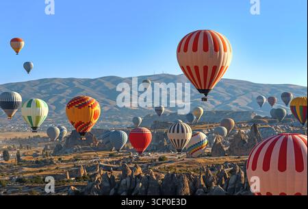 Montgolfières dans le ciel de Cappadoce Türkiye Banque D'Images
