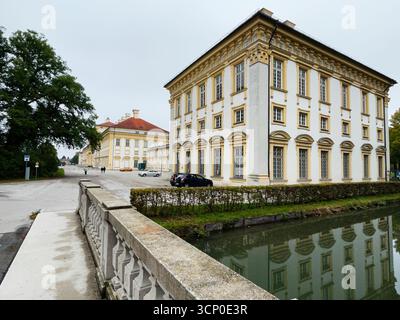 Oberschleissheim, Allemagne - 25 septembre 2022 : bâtiment jaune classique près d'un canal en Allemagne Palais Schleissheim avec un pont de pierre et réfléchissant Banque D'Images