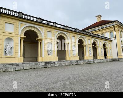 Oberschleissheim, Allemagne - 25 septembre 2022 : élégante façade jaune du palais Schleissheim avec des arches et des statues classiques dans un palais allemand serein Banque D'Images