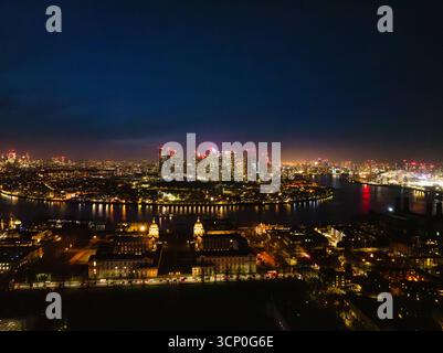 Vue aérienne par drone sur Londres illuminée la nuit. Banque D'Images
