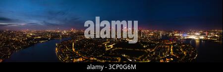 Panorama de Londres la nuit avec les lumières vibrantes de la ville et la Tamise, prise de vue aérienne par drone. Banque D'Images