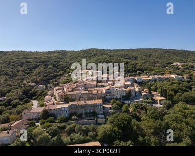 Photo aérienne du village coteau de Ramatuelle dans le sud de la France, Provence, dans le département du Var. Banque D'Images