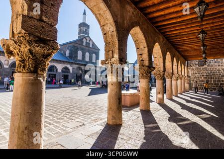 DIYARBAKIR, TURQUIE - 25 SEPTEMBRE 2022 : Cour de la Grande Mosquée de Diyarbakir, Turquie Banque D'Images