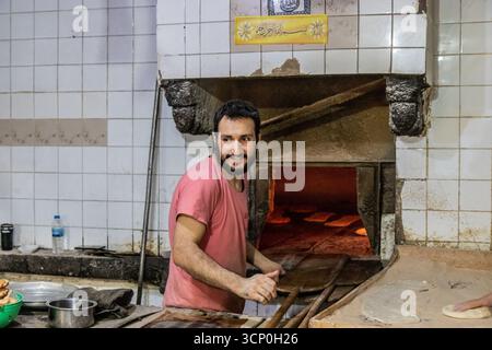DIYARBAKIR, TURQUIE - 25 SEPTEMBRE 2022 : Baker dans la vieille ville de Diyarbakir, Turquie Banque D'Images