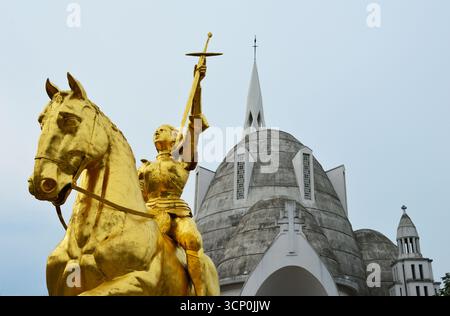 Monument à Jeanne d'Arc à Nice sur fond de l'église de son nom Banque D'Images