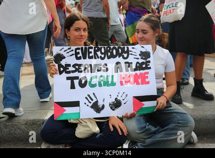 Rome, Italie. 22 septembre 2025. Des étudiants participent à une manifestation pro-palestinienne à Rome, en Italie, le 22 septembre 2025. Crédit : Li Jing/Xinhua/Alamy Live News Banque D'Images