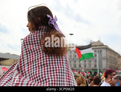 Rome, Italie. 22 septembre 2025. Une fille participe à une manifestation pro-palestinienne à Rome, Italie, le 22 septembre 2025. Crédit : Li Jing/Xinhua/Alamy Live News Banque D'Images