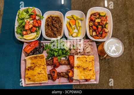 Repas en Turquie - plat d'Adana kebab avec plats d'accompagnement et boisson ayran Banque D'Images