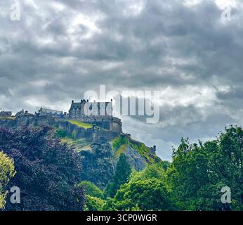 Château d'Édimbourg vu de Princes Street ci-dessous contre un ciel orageux Banque D'Images