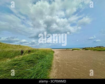 St Andrews Beach, Écosse avec des dunes de sable et Big Sky en été Banque D'Images