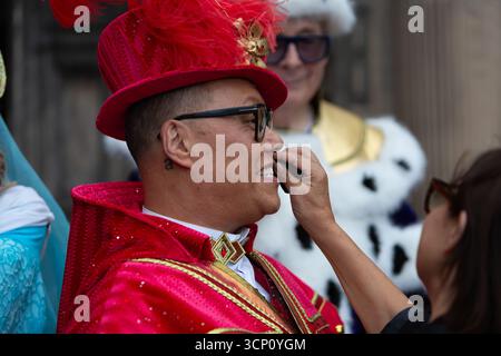 Birmingham, Royaume-Uni. 23 septembre 2025. La célébrité de la télévision Gok Wan a sa marque ajustée lors du lancement officiel de la pantomime Robin des bois à Aston Hall, Birmingham. Le spectacle qui est à l'hippodrome de Birmingham en décembre, met en vedette Gok Wan dans le rôle de 'Gok' Scarlet, Matt Slack dans le rôle de Robin des bois, Faye Tozer dans le rôle de Maid Marion et Matt Cardle dans le rôle du shérif de Nottingham. Le line-up All star est complété par Andrew Ryan dans le rôle d'Henrietta Hood, Sandra Marvin dans le rôle de The Spirit of Sherwood, et Christopher Biggins, royauté de pantomime, qui fait une apparition spéciale dans le rôle du roi Richard. Crédit : Peter Lopeman/Alamy Live News Banque D'Images