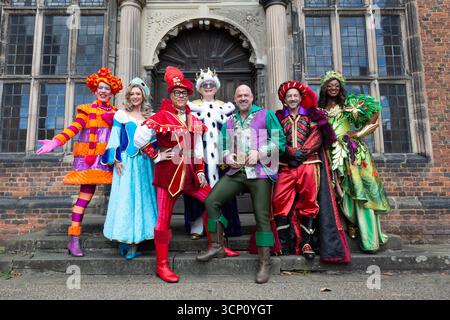 Birmingham, Royaume-Uni. 23 septembre 2025. Les acteurs de la pantomime Robin des bois se réunissent pour le lancement officiel photo-call à Aston Hall, Birmingham. Le spectacle qui est à l'hippodrome de Birmingham en décembre, met en vedette Gok Wan dans le rôle de 'Gok' Scarlet, Matt Slack dans le rôle de Robin des bois, Faye Tozer dans le rôle de Maid Marion et Matt Cardle dans le rôle du shérif de Nottingham. Le line-up All star est complété par Andrew Ryan dans le rôle d'Henrietta Hood, Sandra Marvin dans le rôle de The Spirit of Sherwood, et Christopher Biggins, royauté de pantomime, qui fait une apparition spéciale dans le rôle du roi Richard. Crédit : Peter Lopeman/Alamy Live News Banque D'Images