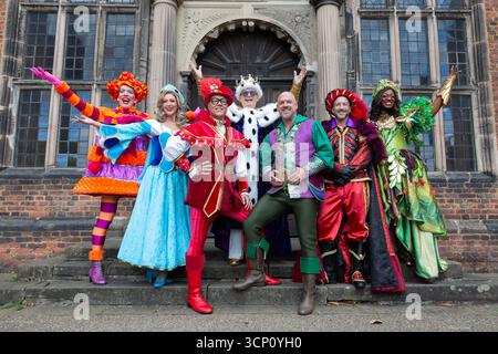 Birmingham, Royaume-Uni. 23 septembre 2025. Les acteurs de la pantomime Robin des bois se réunissent pour le lancement officiel photo-call à Aston Hall, Birmingham. Le spectacle qui est à l'hippodrome de Birmingham en décembre, met en vedette Gok Wan dans le rôle de 'Gok' Scarlet, Matt Slack dans le rôle de Robin des bois, Faye Tozer dans le rôle de Maid Marion et Matt Cardle dans le rôle du shérif de Nottingham. Le line-up All star est complété par Andrew Ryan dans le rôle d'Henrietta Hood, Sandra Marvin dans le rôle de The Spirit of Sherwood, et Christopher Biggins, royauté de pantomime, qui fait une apparition spéciale dans le rôle du roi Richard. Crédit : Peter Lopeman/Alamy Live News Banque D'Images