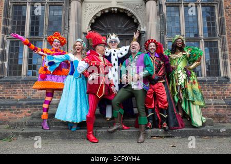 Birmingham, Royaume-Uni. 23 septembre 2025. Les acteurs de la pantomime Robin des bois se réunissent pour le lancement officiel photo-call à Aston Hall, Birmingham. Le spectacle qui est à l'hippodrome de Birmingham en décembre, met en vedette Gok Wan dans le rôle de 'Gok' Scarlet, Matt Slack dans le rôle de Robin des bois, Faye Tozer dans le rôle de Maid Marion et Matt Cardle dans le rôle du shérif de Nottingham. Le line-up All star est complété par Andrew Ryan dans le rôle d'Henrietta Hood, Sandra Marvin dans le rôle de The Spirit of Sherwood, et Christopher Biggins, royauté de pantomime, qui fait une apparition spéciale dans le rôle du roi Richard. Crédit : Peter Lopeman/Alamy Live News Banque D'Images