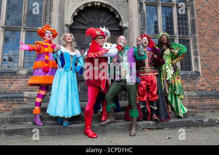 Birmingham, Royaume-Uni. 23 septembre 2025. La célébrité de la télévision Gok Wan est d'humeur ludique lors du lancement officiel de la pantomime Robin des bois à Aston Hall, Birmingham. Le spectacle qui est à l'hippodrome de Birmingham en décembre, met en vedette Gok Wan dans le rôle de 'Gok' Scarlet, Matt Slack dans le rôle de Robin des bois, Faye Tozer dans le rôle de Maid Marion et Matt Cardle dans le rôle du shérif de Nottingham. Le line-up All star est complété par Andrew Ryan dans le rôle d'Henrietta Hood, Sandra Marvin dans le rôle de The Spirit of Sherwood, et Christopher Biggins, royauté de pantomime, qui fait une apparition spéciale dans le rôle du roi Richard. Crédit : Peter Lopeman/Alamy Live News Banque D'Images