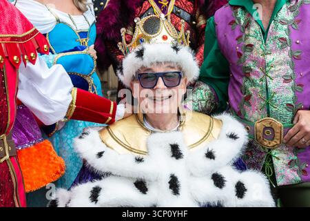 Birmingham, Royaume-Uni. 23 septembre 2025. La célébrité de la télévision Christopher porte la couronne lors du lancement officiel de la pantomime Robin des bois à Aston Hall, Birmingham. Le spectacle qui est à l'hippodrome de Birmingham en décembre, met en vedette Gok Wan dans le rôle de 'Gok' Scarlet, Matt Slack dans le rôle de Robin des bois, Faye Tozer dans le rôle de Maid Marion et Matt Cardle dans le rôle du shérif de Nottingham. Le line-up All star est complété par Andrew Ryan dans le rôle d'Henrietta Hood, Sandra Marvin dans le rôle de The Spirit of Sherwood, et Christopher Biggins, royauté de pantomime, qui fait une apparition spéciale dans le rôle du roi Richard. Crédit : Peter Lopeman/Alamy Live News Banque D'Images