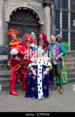 Birmingham, Royaume-Uni. 23 septembre 2025. Les acteurs de la pantomime Robin des bois se réunissent pour le lancement officiel photo-call à Aston Hall, Birmingham. Le spectacle qui est à l'hippodrome de Birmingham en décembre, met en vedette Gok Wan dans le rôle de 'Gok' Scarlet, Matt Slack dans le rôle de Robin des bois, Faye Tozer dans le rôle de Maid Marion et Matt Cardle dans le rôle du shérif de Nottingham. Le line-up All star est complété par Andrew Ryan dans le rôle d'Henrietta Hood, Sandra Marvin dans le rôle de The Spirit of Sherwood, et Christopher Biggins, royauté de pantomime, qui fait une apparition spéciale dans le rôle du roi Richard. Crédit : Peter Lopeman/Alamy Live News Banque D'Images
