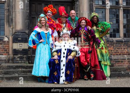 Birmingham, Royaume-Uni. 23 septembre 2025. Les acteurs de la pantomime Robin des bois se réunissent pour le lancement officiel photo-call à Aston Hall, Birmingham. Le spectacle qui est à l'hippodrome de Birmingham en décembre, met en vedette Gok Wan dans le rôle de 'Gok' Scarlet, Matt Slack dans le rôle de Robin des bois, Faye Tozer dans le rôle de Maid Marion et Matt Cardle dans le rôle du shérif de Nottingham. Le line-up All star est complété par Andrew Ryan dans le rôle d'Henrietta Hood, Sandra Marvin dans le rôle de The Spirit of Sherwood, et Christopher Biggins, royauté de pantomime, qui fait une apparition spéciale dans le rôle du roi Richard. Crédit : Peter Lopeman/Alamy Live News Banque D'Images