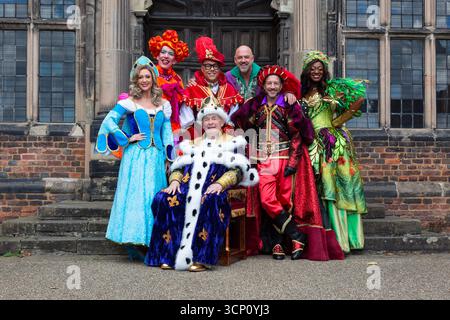 Birmingham, Royaume-Uni. 23 septembre 2025. Les acteurs de la pantomime Robin des bois se réunissent pour le lancement officiel photo-call à Aston Hall, Birmingham. Le spectacle qui est à l'hippodrome de Birmingham en décembre, met en vedette Gok Wan dans le rôle de 'Gok' Scarlet, Matt Slack dans le rôle de Robin des bois, Faye Tozer dans le rôle de Maid Marion et Matt Cardle dans le rôle du shérif de Nottingham. Le line-up All star est complété par Andrew Ryan dans le rôle d'Henrietta Hood, Sandra Marvin dans le rôle de The Spirit of Sherwood, et Christopher Biggins, royauté de pantomime, qui fait une apparition spéciale dans le rôle du roi Richard. Crédit : Peter Lopeman/Alamy Live News Banque D'Images