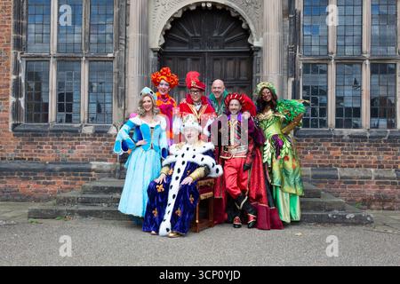 Birmingham, Royaume-Uni. 23 septembre 2025. Les acteurs de la pantomime Robin des bois se réunissent pour le lancement officiel photo-call à Aston Hall, Birmingham. Le spectacle qui est à l'hippodrome de Birmingham en décembre, met en vedette Gok Wan dans le rôle de 'Gok' Scarlet, Matt Slack dans le rôle de Robin des bois, Faye Tozer dans le rôle de Maid Marion et Matt Cardle dans le rôle du shérif de Nottingham. Le line-up All star est complété par Andrew Ryan dans le rôle d'Henrietta Hood, Sandra Marvin dans le rôle de The Spirit of Sherwood, et Christopher Biggins, royauté de pantomime, qui fait une apparition spéciale dans le rôle du roi Richard. Crédit : Peter Lopeman/Alamy Live News Banque D'Images