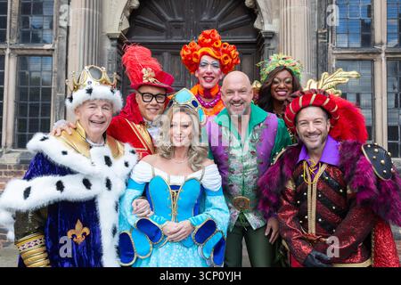 Birmingham, Royaume-Uni. 23 septembre 2025. Les acteurs de la pantomime Robin des bois se réunissent pour le lancement officiel photo-call à Aston Hall, Birmingham. Le spectacle qui est à l'hippodrome de Birmingham en décembre, met en vedette Gok Wan dans le rôle de 'Gok' Scarlet, Matt Slack dans le rôle de Robin des bois, Faye Tozer dans le rôle de Maid Marion et Matt Cardle dans le rôle du shérif de Nottingham. Le line-up All star est complété par Andrew Ryan dans le rôle d'Henrietta Hood, Sandra Marvin dans le rôle de The Spirit of Sherwood, et Christopher Biggins, royauté de pantomime, qui fait une apparition spéciale dans le rôle du roi Richard. Crédit : Peter Lopeman/Alamy Live News Banque D'Images