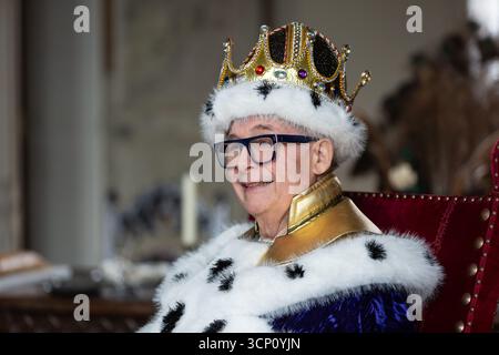Birmingham, Royaume-Uni. 23 septembre 2025. La célébrité de la télévision Christopher porte la couronne lors du lancement officiel de la pantomime Robin des bois à Aston Hall, Birmingham. Le spectacle qui est à l'hippodrome de Birmingham en décembre, met en vedette Gok Wan dans le rôle de 'Gok' Scarlet, Matt Slack dans le rôle de Robin des bois, Faye Tozer dans le rôle de Maid Marion et Matt Cardle dans le rôle du shérif de Nottingham. Le line-up All star est complété par Andrew Ryan dans le rôle d'Henrietta Hood, Sandra Marvin dans le rôle de The Spirit of Sherwood, et Christopher Biggins, royauté de pantomime, qui fait une apparition spéciale dans le rôle du roi Richard. Crédit : Peter Lopeman/Alamy Live News Banque D'Images