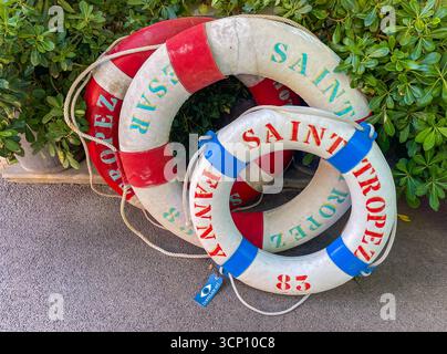 Saint Tropez, France - 13 juillet 2024 : paysage du centre-ville. 3 bouées de sauvetage, Banque D'Images