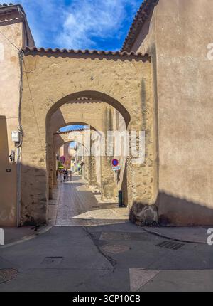Saint Tropez, France - 13 juillet 2024 : paysage du centre-ville. Rue Misericorde vue de la rue Gambetta. Trois arches au-dessus d'une ruelle étroite Banque D'Images