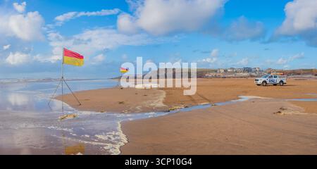 Opérations de sauveteurs de la RNLI à marée basse dans la ville de Bude, dans le nord des Cornouailles. Banque D'Images